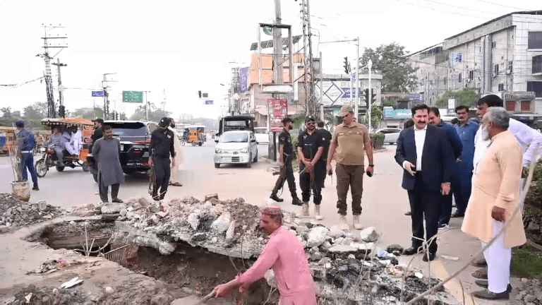 گجرات ڈپٹی کمشنر کا  شہر بھر میں پانی کی نکاسی کیلئے جاری کاموں کا جائزہ